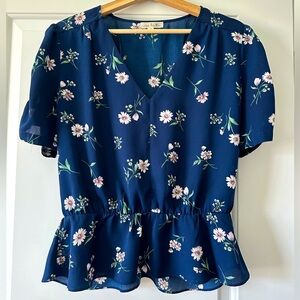 Nine Britton blue floral ruffled bottom short sleeve blouse size M